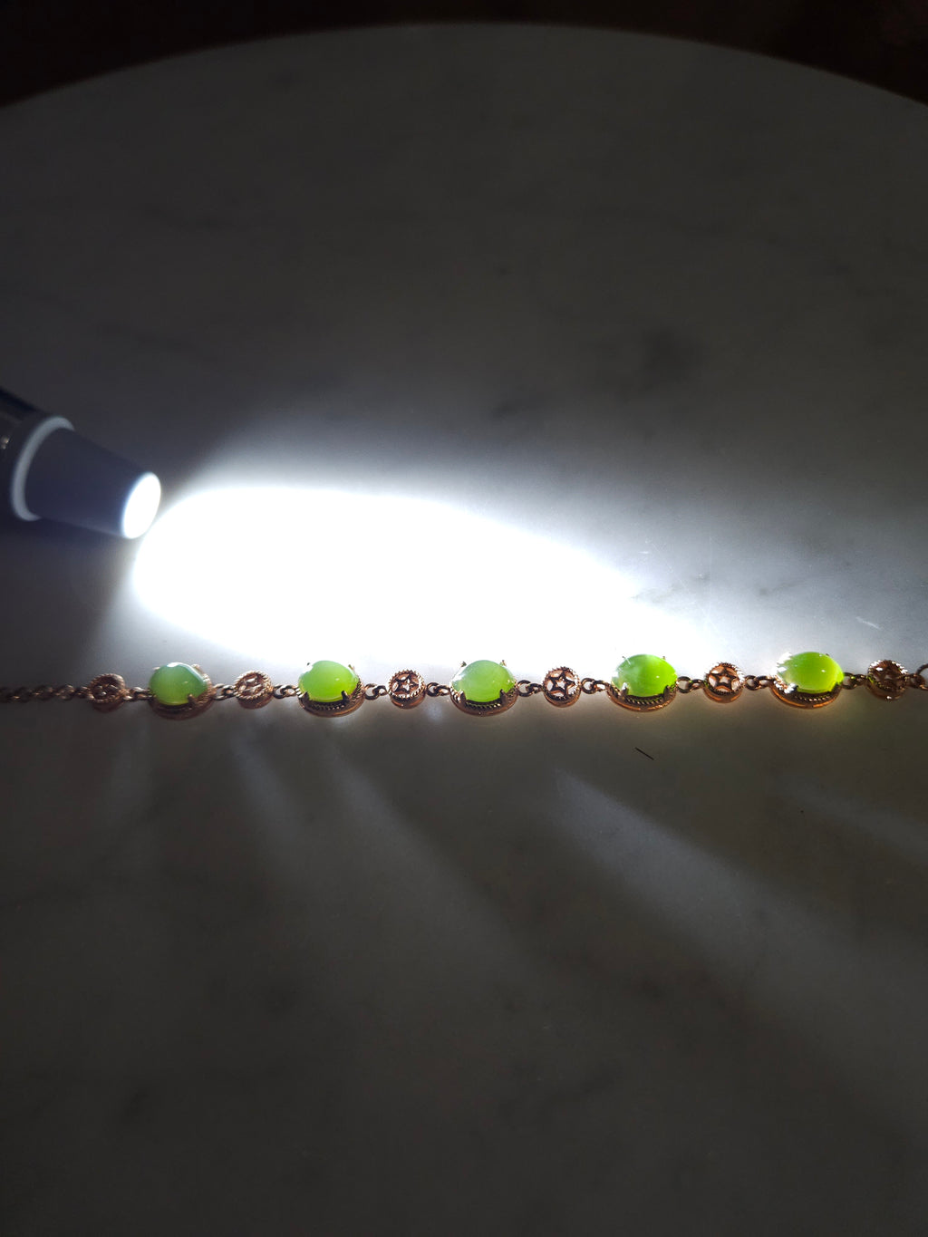 Siberian jasper cat's eye apple green bracelet (nephrite, silver chain setting)