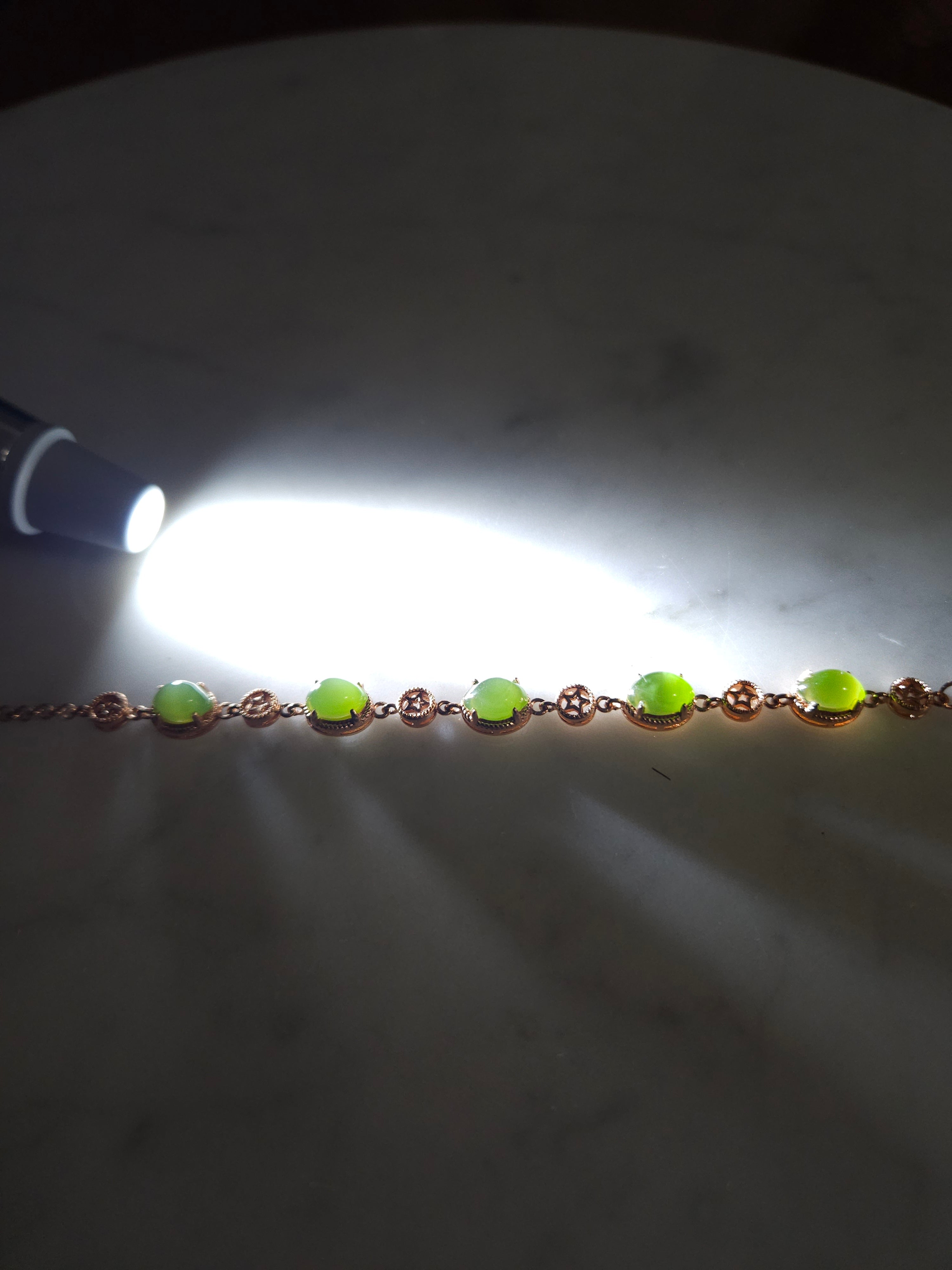 Siberian jasper cat's eye apple green bracelet (nephrite, silver chain setting)